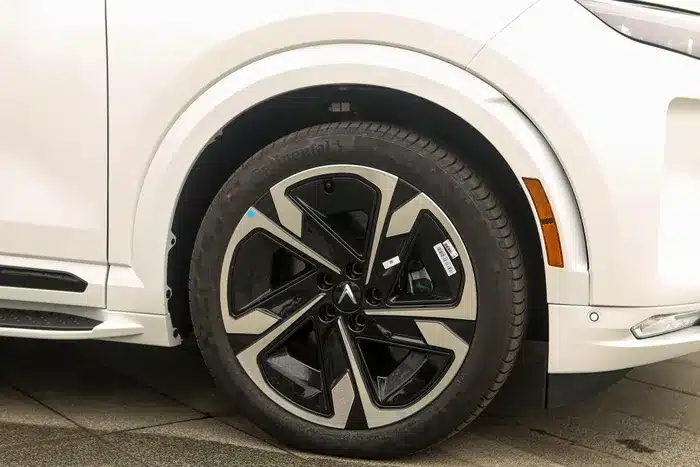  "Dàn chân" VF 9 dùng la-zăng 21 inch, bọc bên ngoài là bộ lốp Continental PremiumContact với kích cỡ 275/40. 