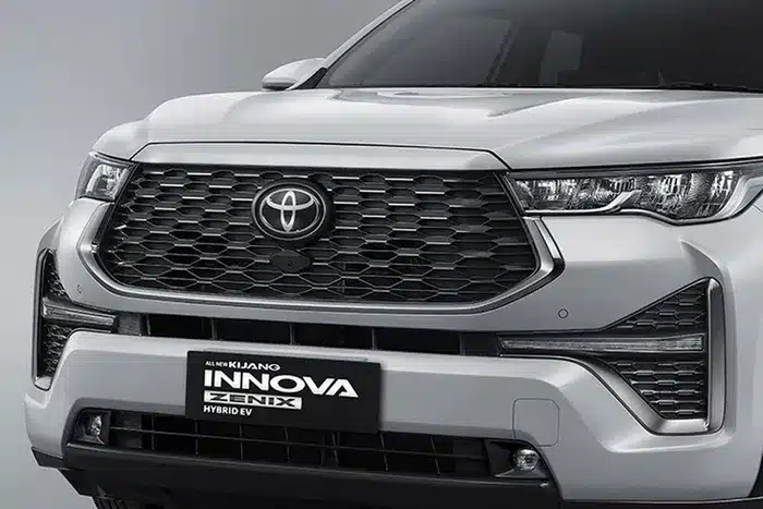 Toyota Innova thế hệ 3 hoàn toàn mới được phát triển dựa trên khung gầm toàn cầu TNGA Platform. Chính vì vậy mẫu xe này cũng thay đổi đáng kể về đặc tính vận hành so với trước. Ví dụ chuyển từ khung gầm body-on frame qua khung cầm monocoque, dẫn động cầu sau qua dẫn động cầu trước.