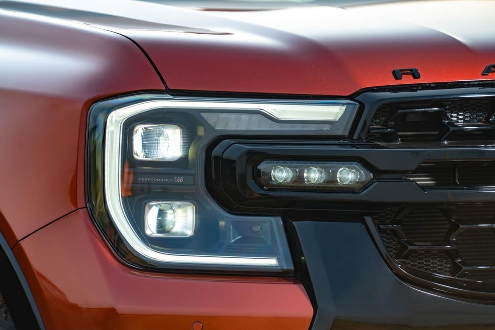 Ford Ranger Stormtrak 2023 có thêm đèn phụ trợ trên đầu xe