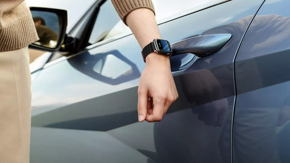 Hyundai Elantra 2023 mở cửa bằng đồng hồ thông minh
