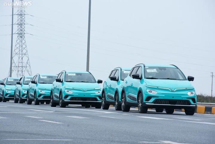 Đoàn taxi điện VinFast rời nhà máy về Hà Nội, chuẩn bị vận hành trong tháng 4 - 2