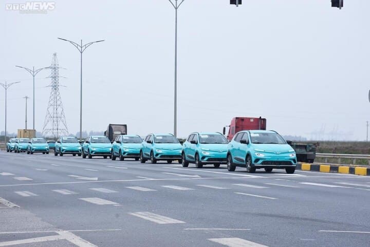 Đoàn taxi điện VinFast rời nhà máy về Hà Nội, chuẩn bị vận hành trong tháng 4 - 4