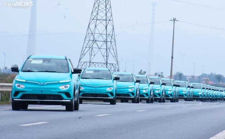 Đoàn taxi điện VinFast rời nhà máy về Hà Nội, chuẩn bị vận hành trong tháng 4 - 1