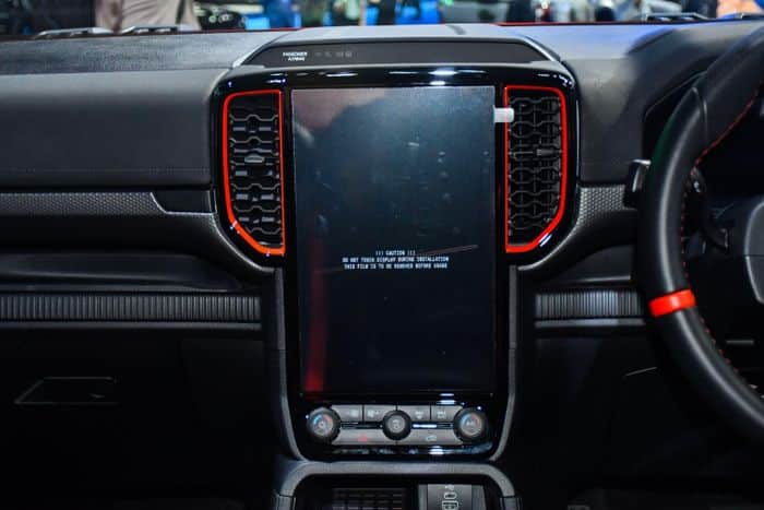  Khoang lái trên Ford Ranger Raptor bố trí khá tương đồng với bản Wildtrak. Tạo điểm nhấn là màn hình giải trí trung tâm 12 inch đặt dọc hỗ trợ kết nối không dây Apple CarPlay/Android Auto. 