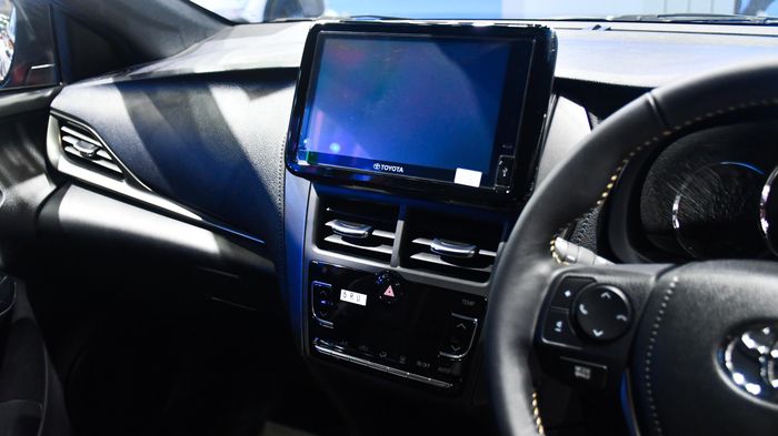  Cách bố trí không gian khoang lái của Yaris mới vẫn được giữ nguyên, hãng xe Nhật Bản chỉ nâng cấp vật liệu cũng như thay đổi trang bị. Các phiên bản cao dùng màn hình 9 inch hỗ trợ kết nối Apple CarPlay/Android Auto, màn hình tốc độ có thêm màn hình phụ điện tử 4,2 inch. 