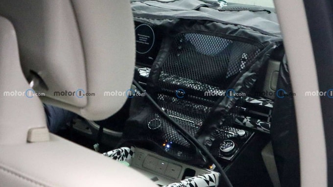 Hyundai Santa Fe 2024 tiếp tục lộ nội thất với màn hình khủng - 2