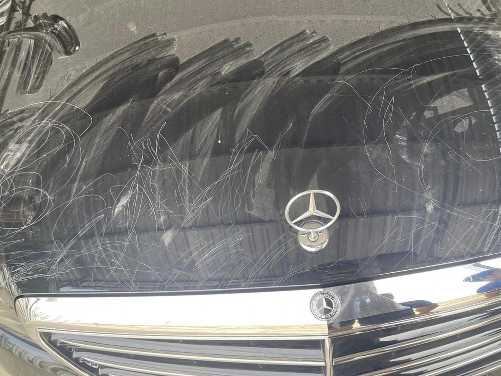 Xe Mercedes bị vẽ bùa