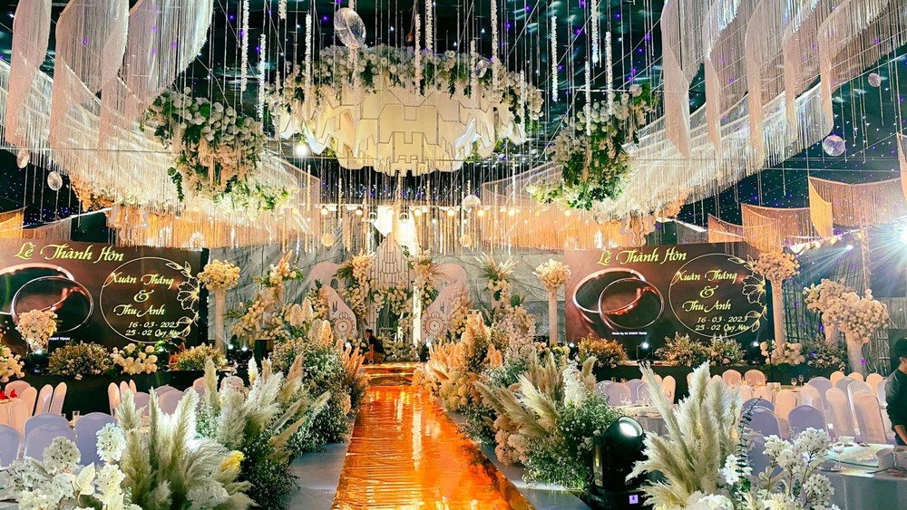 Không gian bên trong tiệc cưới đầy xa hoa