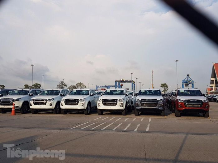 Những chiếc xe Isuzu sắp sửa được xuất khẩu tại cảng Laem Chabang, Thái Lan. 