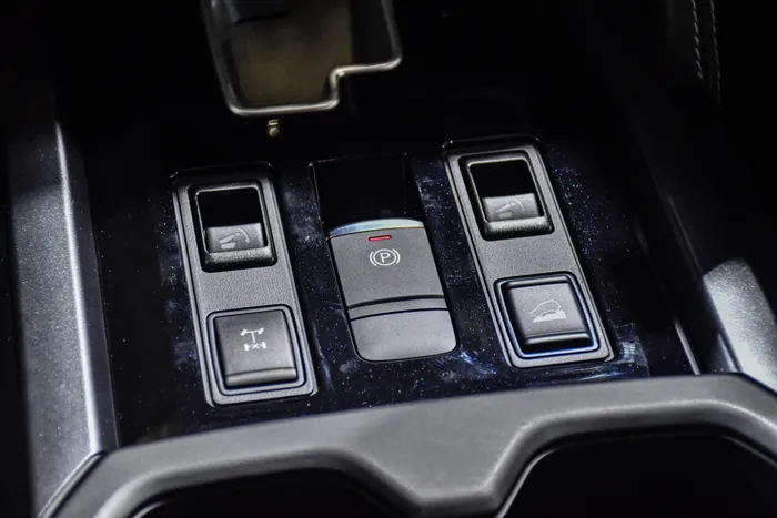  Bảng điều khiển trung tâm đã được nâng cấp. Hệ thống giải trí là điểm cộng của Nissan Terra với màn hình cảm ứng 9 inch, tích hợp khả năng kết nối Android Auto hoặc Apple CarPlay không dây, hệ thống âm thanh Bose với 8 loa. 