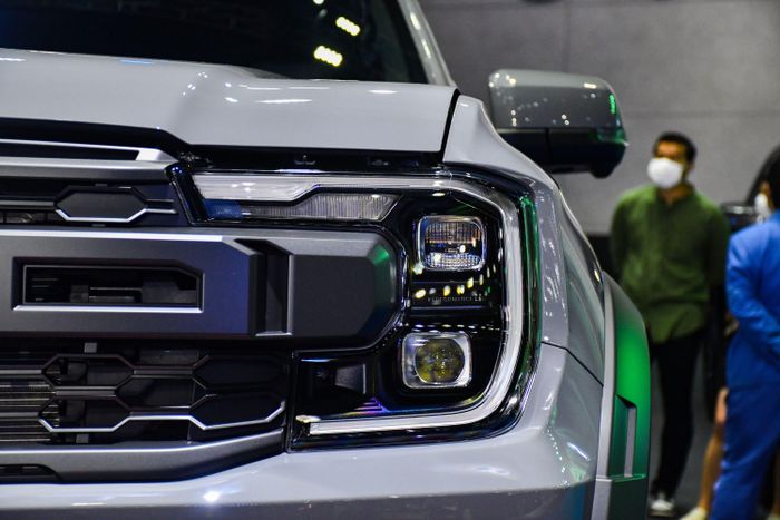  Là phiên bản cao cấp nhất, Ranger Raptor được trang bị đèn LED ma trận, có khả năng tự cân bằng góc chiếu và điều chỉnh cường độ của chùm đèn pha tránh gây chói mắt xe đối diện. Không nhiều mẫu bán tải trong phân khúc sở hữu công nghệ này. 