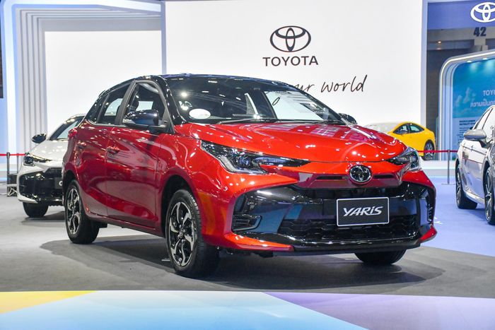  Mẫu xe hatchback Toyota Yaris đã được cập nhật lên phiên bản mới tại thị trường Thái Lan. Không khó để nhận ra những nâng cấp về thiết kế trên mẫu xe này. 