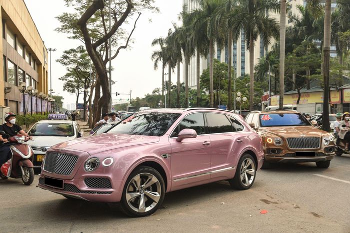  Nổi bật nhất trong dàn xe hoa là chiếc Bentley Bentayga màu hồng lạ mắt. Theo tìm hiểu, màu hồng này không nằm trong bảng màu tùy chọn của Bentley dành cho Bentayga nên rất có thể đây là màu sơn đặt hàng riêng của chủ nhân tại Việt Nam. 