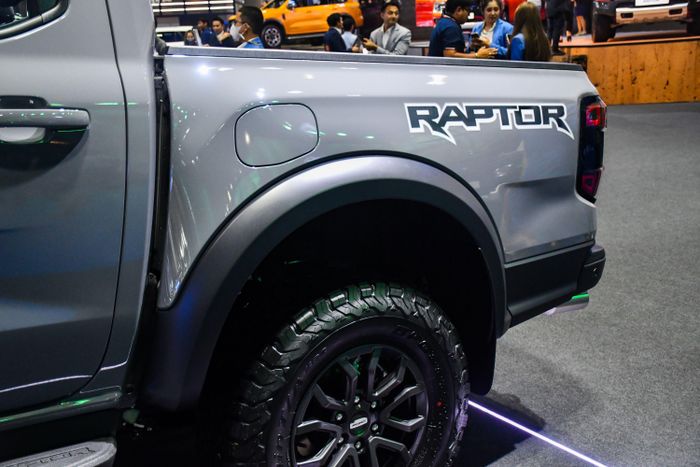  So với Ranger tiêu chuẩn, Ranger Raptor có ngoại hình hầm hố hơn nhờ các vòm bánh xe mở rộng. Để bảo vệ gầm xe khi đi off-road, xe được trang bị tấm chắn lớn hơn làm từ thép dày 58 mm, đi kèm các tấm bảo vệ động cơ và hộp số. 