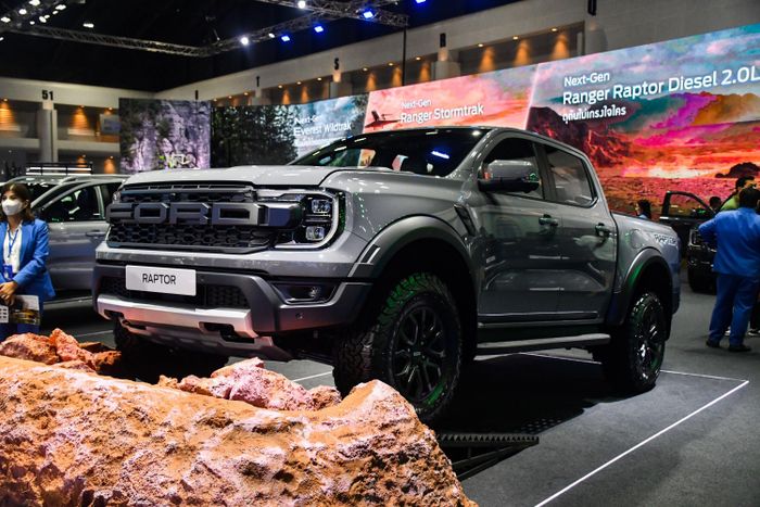  Bên cạnh Everest Wildtrak, gian hàng của Ford tại BIMS 2023 còn có “ngôi sao” khác là Ranger Raptor thế hệ mới. Đúng một năm về trước, Ranger Raptor thế hệ mới đã được ra mắt tại chính triển lãm BIMS 2022. Dù vậy, mẫu bán tải này mới được mở bán tại Việt Nam cách đây vài ngày với giá 1,3 tỷ đồng. 
