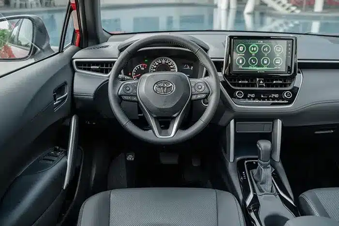 Hệ thống thông tin giải trí hiện đại với màn hình 9 inch hỗ trợ Apple CarPlay/Android Auto kết hợp cùng dàn âm thanh 6 loa. Ngoài ra, màn hình trên xe còn hiển thị ảnh từ các camera xung quanh khi xe rẽ hoặc lùi nhờ bộ camera 360 độ. Bên cạnh đó còn có chìa khóa thông minh, gương chiếu hậu trong xe tự động chống chói, điều hòa tự động và cửa sổ trời.