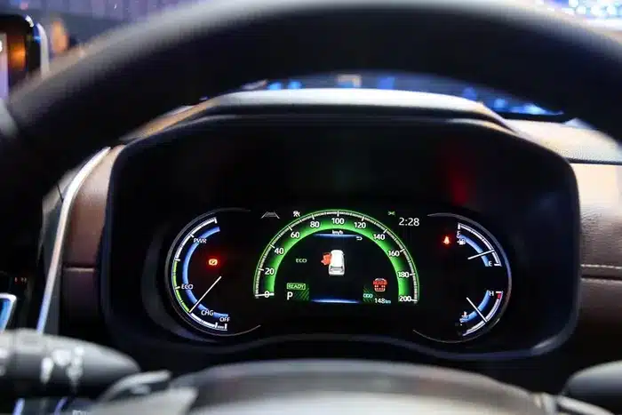 Không gian nội thất Toyota Innova thế hệ mới tràn ngập công nghệ hiện đại như: Nội thất 7-8 chỗ ngồi. Nội thất 2 tông màu Đen – Nâu. Đồng hồ lái tích hợp màn hình MID TFT 7 inch. Màn hình giải trí trung tâm cảm ứng 10 inch tích hợp Apple CarPlay và Android Auto. Sạc không dây. Màn hình giải trí hàng ghế sau 10 inch