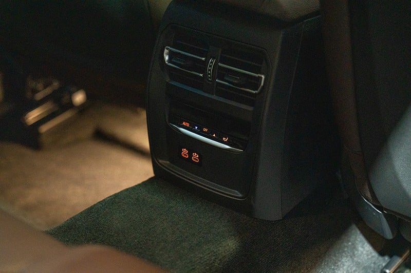 Cửa gió điều hòa và cổng USB dành cho hàng ghế sau của BMW 3-Series Gran Sedan 2023