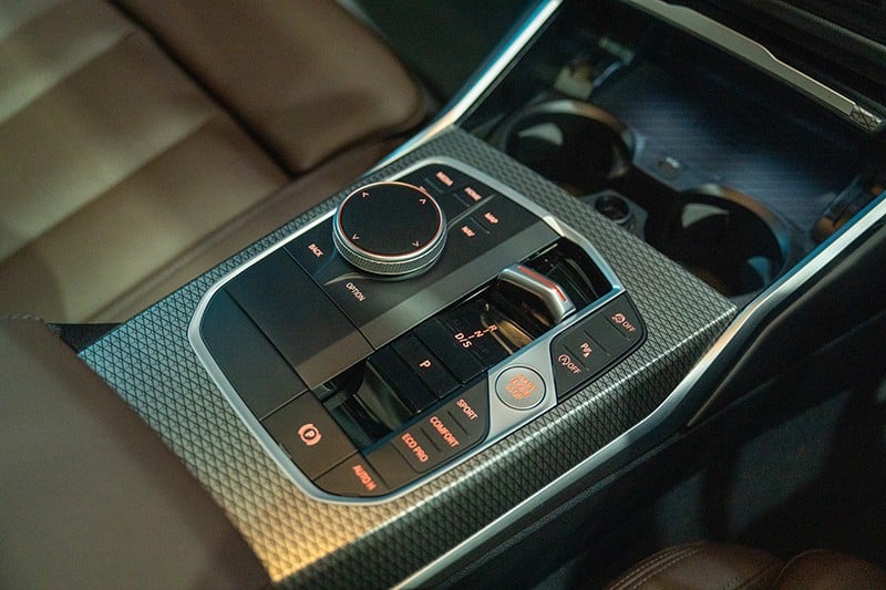 Cụm điều khiển trung tâm của BMW 3-Series Gran Sedan 2023 với cần số mới