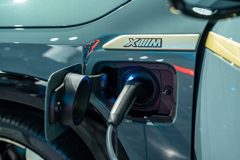 BMW XM 2023 là xe hybrid sạc điện