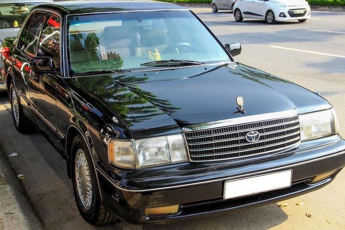  Vào những năm 90 của thế kỷ trước, Toyota Crown Royal Saloon thường được chọn làm phương tiện cho các cán bộ lãnh đạo cấp cao. Ảnh: Đình Phong. 