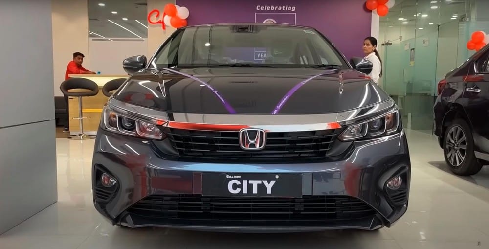 Cận cảnh đầu xe của Honda City V 2023 máy xăng