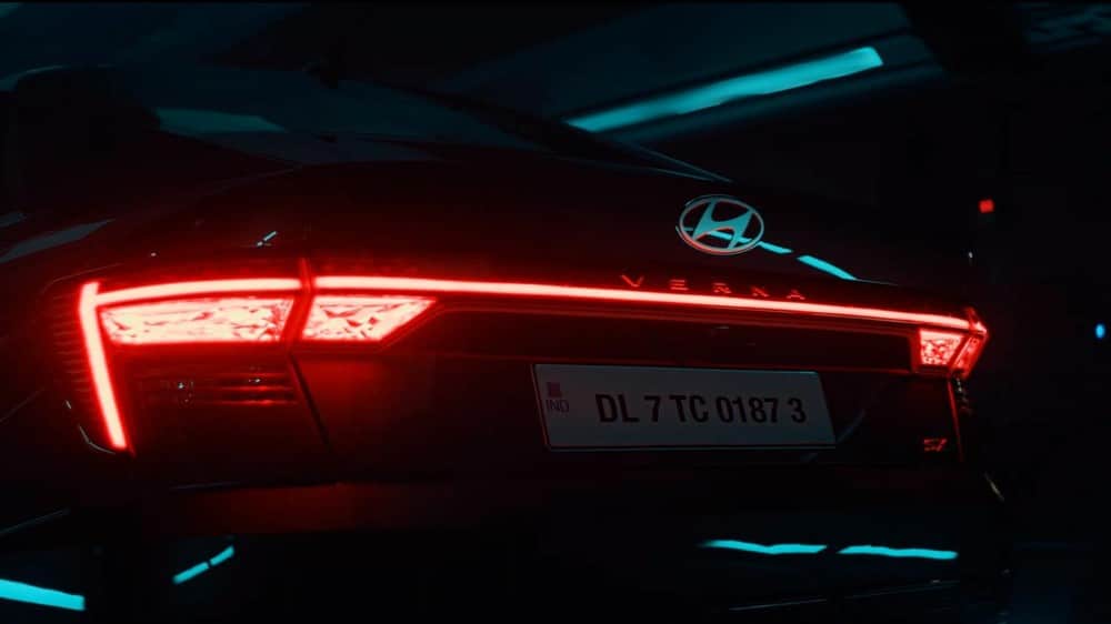 Đèn pha của Hyundai Accent 2023 có tạo hình đẹp mắt bên trong