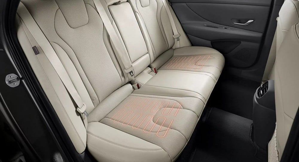 Ghế sau của Hyundai Elantra 2023 có tính năng sưởi