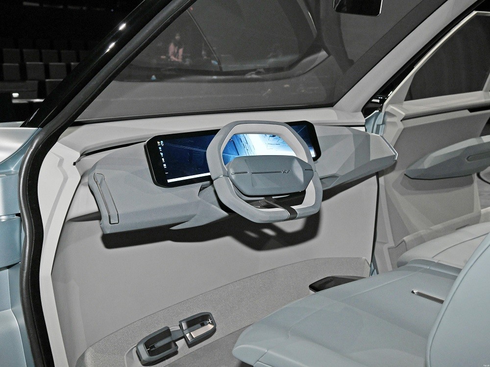 Vô lăng và màn hình cỡ lớn của Kia EV5