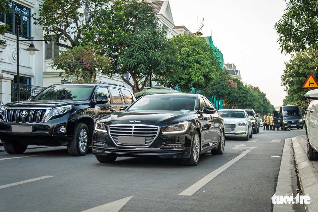 Dàn xe khủng diễu hành tại Hà Nội: Khoảng 20 chiếc Genesis cùng đoàn với Rolls-Royce, Bentley - Ảnh 8.
