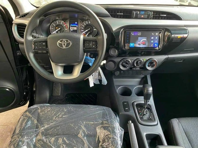 Toyota Hilux về đại lý, hơn 850 triệu đồng vẫn ghế nỉ, điều hòa chỉnh cơ - 2