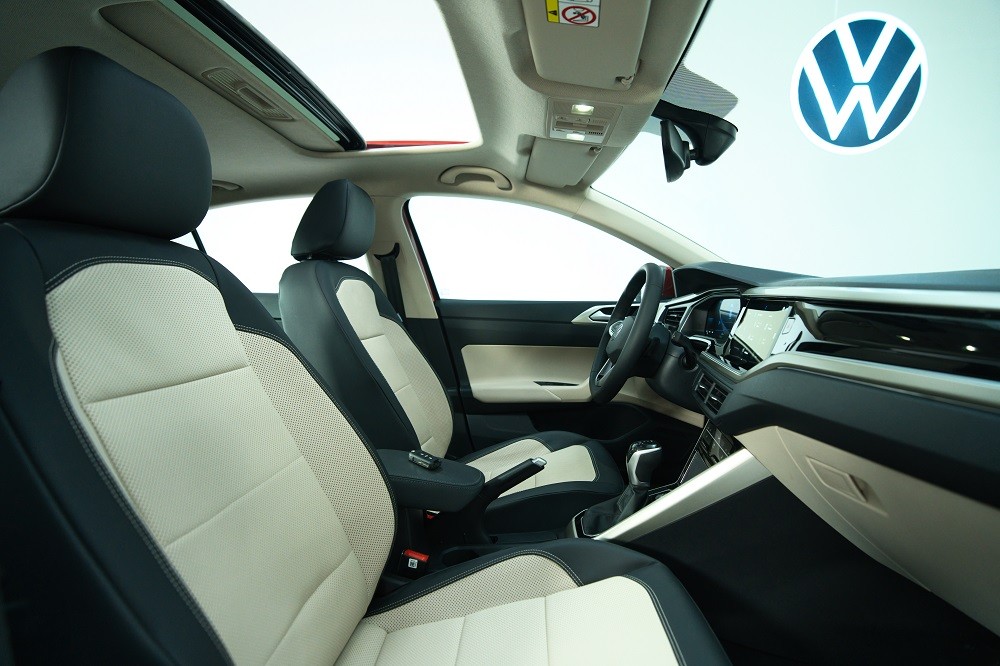 Volkswagen Virtus 2023 bản cao cấp còn có ghế bọc da với lỗ thông hơi và cửa sổ trời