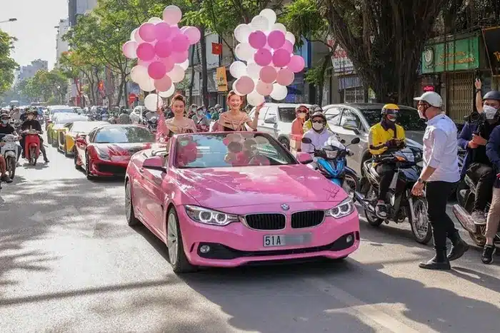 Chiếc BMW 428i của bà Mai Lisa cũng thường xuyên góp mặt cùng dàn siêu xe, xe thể thao, xe siêu sang, SUV và xe mô tô khủng của Hoàng Kim Khánh ra Phú Quốc, tỉnh Kiên Giang vào tuần vừa qua.