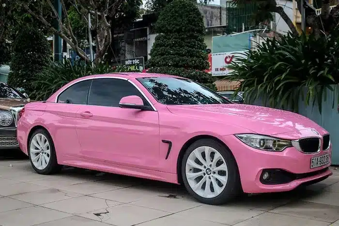 Rõ ràng, không chỉ bà Mai Lisa mà nhiều phái đẹp khác cũng bị rung động với các xe mang màu hồng như chiếc BMW 428i này, nó vừa nữ tính nhưng cũng đầy cuốn hút mỗi khi lái trên đường.