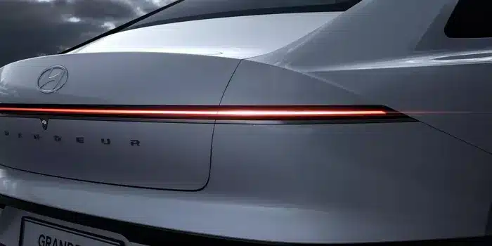 Thiết kế ngoại thất của Grandeur mới đặc trưng bởi các thanh đèn LED trải dài toàn chiều rộng của của mẫu xe ở cả phía trước và phía sau, đây cũng là chi tiết đang được áp dụng rộng rãi trong các dòng xe của Hyundai.