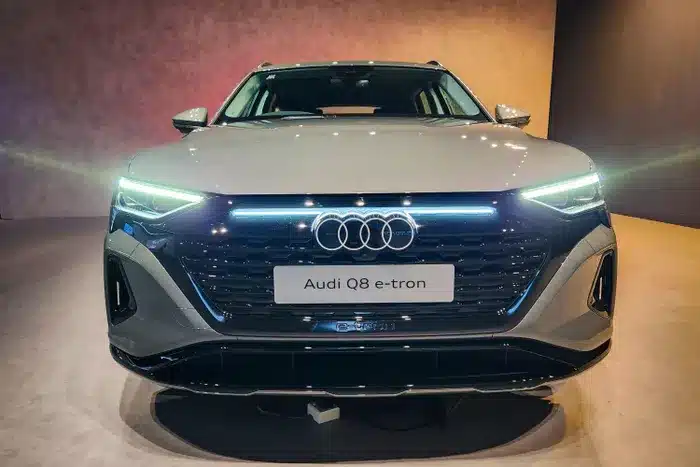  Là phiên bản nâng cấp của e-tron, Q8 e-tron được thay đổi đôi chút ở thiết kế. Q8 e-tron có phần lưới tản nhiệt mới với họa tiết tổ ong, trông giống xe xăng hơn là kiểu tản nhiệt thanh ngang như e-tron. Phía trên logo Audi được bổ sung dải đèn giúp tăng tính nhận diện. 