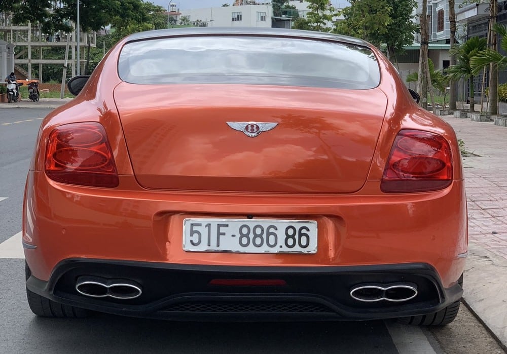 Chiếc xe này lắp bộ ống xả kép của bản Bentley Continental GT V8 S, logo chữ B với nền màu đỏ cũng là dấu hiệu nhận biết của bản V8 với W12
