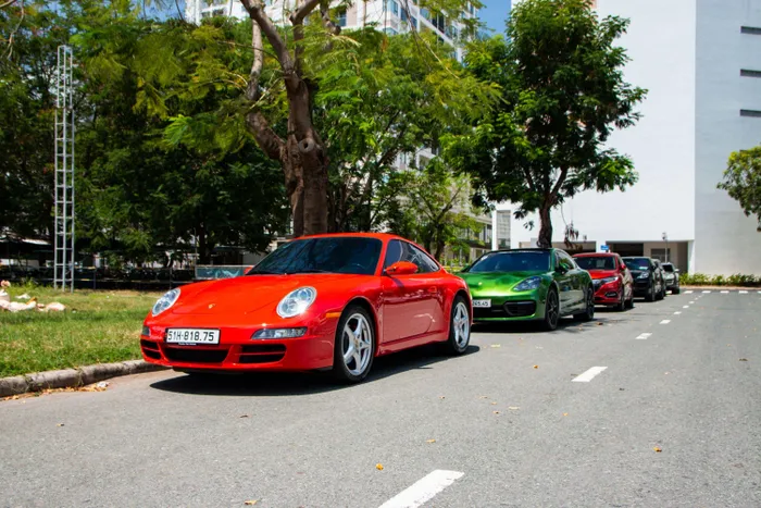  Chiếc Porsche 911 Carrera thế hệ cũ bên cạnh mẫu sedan Panamera. Phiên bản 911 này có tên mã 997, được sản xuất trong thời gian 2004-2013. Xe sử dụng động cơ 3.6L, sản sinh công suất 321 mã lực tại 6.800 vòng/phút và mô-men xoắn 370 Nm tại 4.250 vòng/phút. 