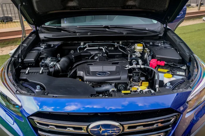  Subaru Outback 2023 vẫn sử dụng động cơ boxer 4 xy-lanh dung tích 2.5L cho công suất 166 mã lực tại dải vòng tua 5.000-5.800 vòng/phút, mô-men xoắn cực đại 252 Nm tại 3.800 vòng/phút. Đi kèm động cơ là hộp số vô cấp CVT giả lập 8 cấp độ. 