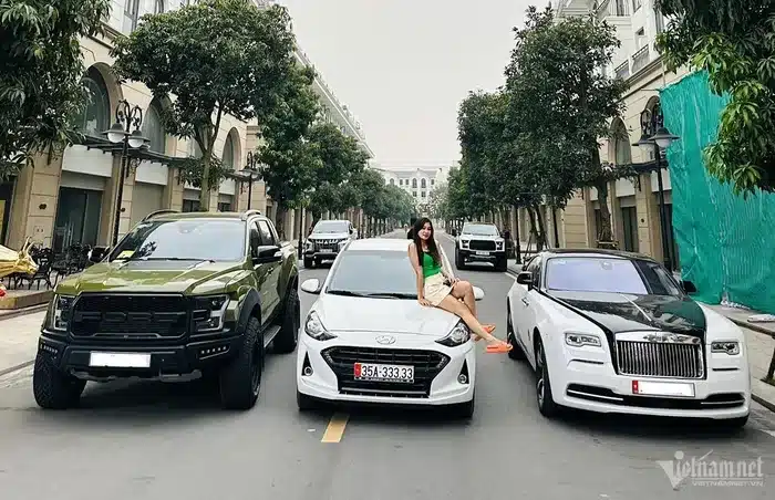 Chị Mỹ chụp ảnh cùng chiếc xe mới mua lại của mình.