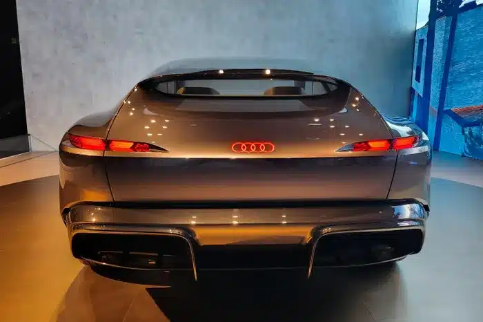  Ở phía sau, mui xe cắt cúp tạo với đuôi xe thành thiết kế phân tầng độc đáo. Phần kính sau chỉ còn là một dải diện tích tương đối nhỏ, chỉ vừa đủ tầm mắt. Cụm đèn hậu LED với họa tiết điểm 3D độc đáo đi kèm logo Audi phát sáng. 