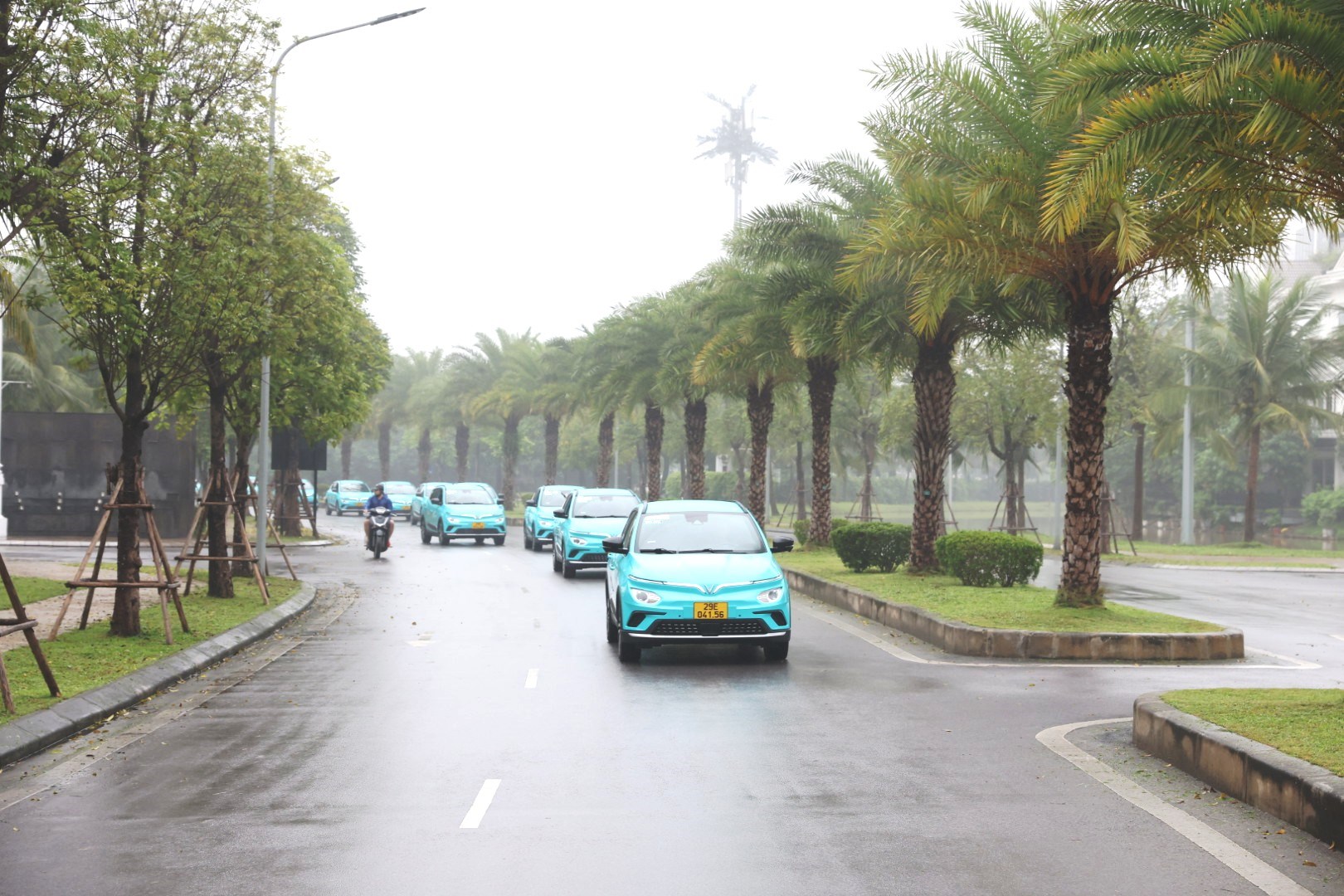 Taxi điện cung cấp phương thức vận chuyển mới, thân thiện với môi trường. Ảnh: BẢO LINH