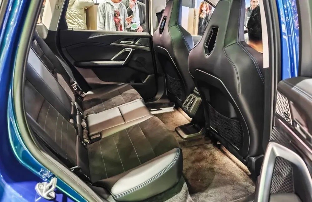 Hàng ghế sau của BMW iX1 L 2023