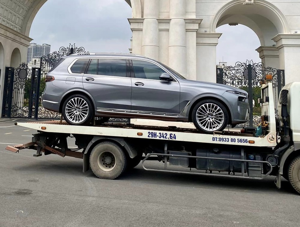 Chiếc BMW X7 LCI 2023 này thuộc phiên bản xDrive40i Pure Excellence