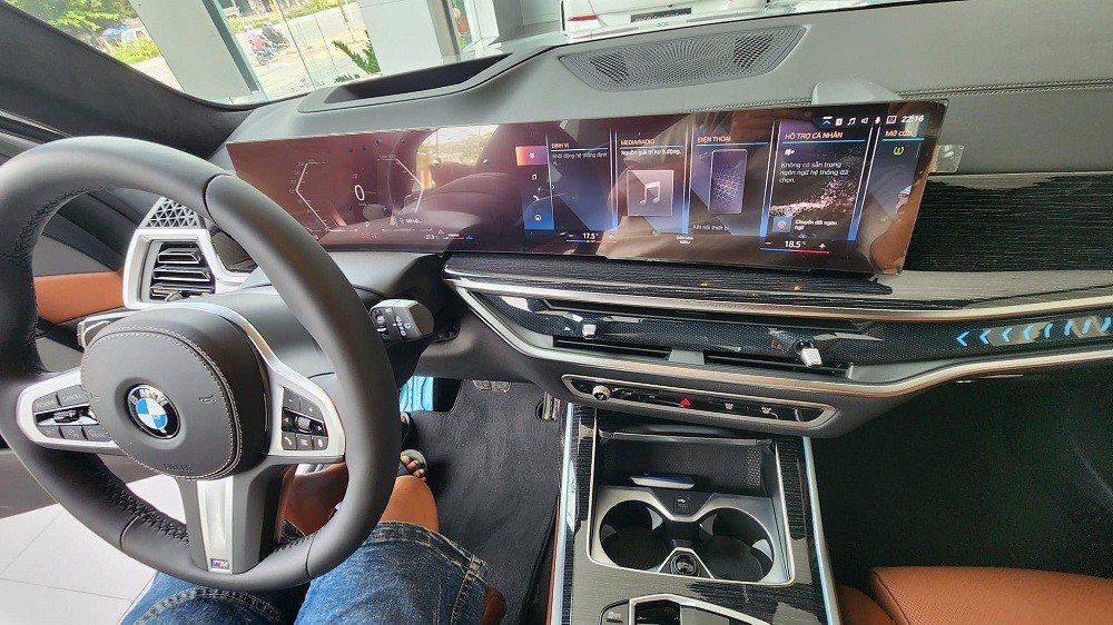 Nội thất của BMW X7 LCI 2023 với màn hình cong mới trên mặt táp-lô