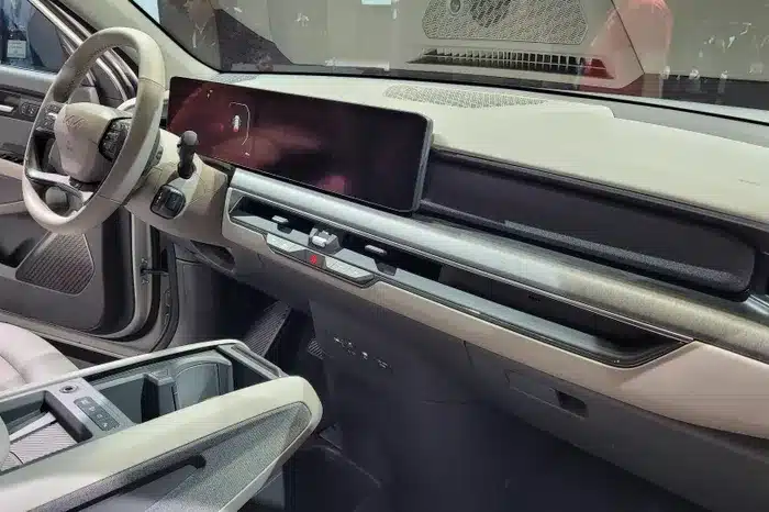  Khoang lái Kia EV9 thiết kế tương đối đơn giản. Điểm nhấn khu vực táp-lô là cụm màn hình đôi gồm màn hình tốc độ 5 inch và màn hình giải trí 12,3 inch. Cụm cần số được tích hợp phía sau vô lăng tương tự các dòng xe Mercedes-Benz. 