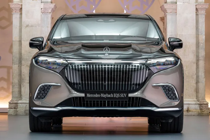  Phần đầu xe nổi bật với lưới tản nhiệt nan dọc đặc trưng Maybach, logo Mercedes-Benz dạng đứng, cụm đèn pha công nghệ cao Digital Light... Tùy chọn ngoại thất 2 tông màu sẽ có mặt trên dòng xe điện siêu sang này. 