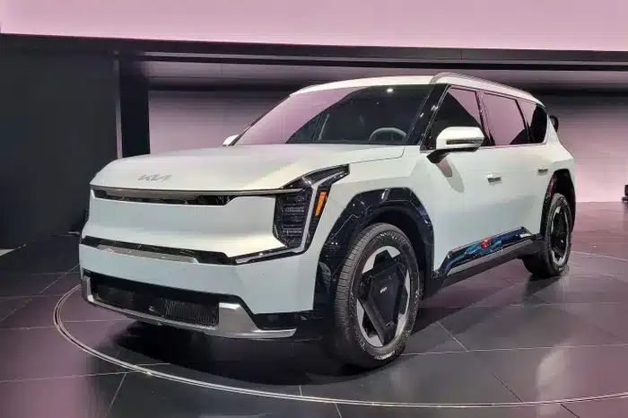  Chưa đầy một tháng sau khi công bố, Kia EV9 đã được mang đến trưng bày tại Triển lãm New York Auto Show 2023. Hiện tại mẫu SUV điện này vẫn chưa có giá bán tại Mỹ. 