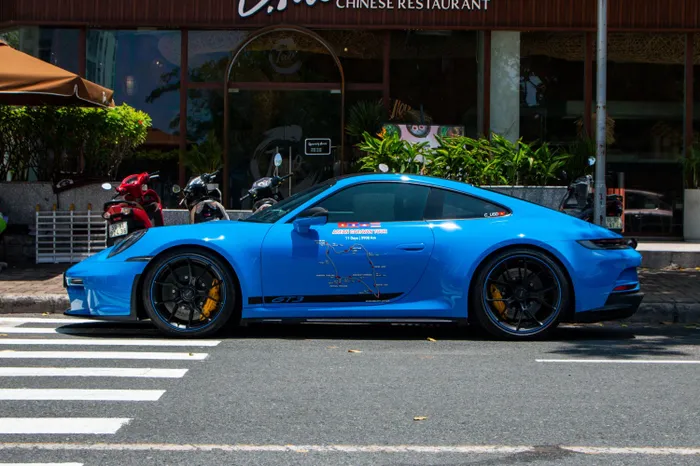  Xe mang màu xanh đậm Shark Blue - phối màu được ưa chuộng trên Porsche 911 GT3 thế hệ mới. 