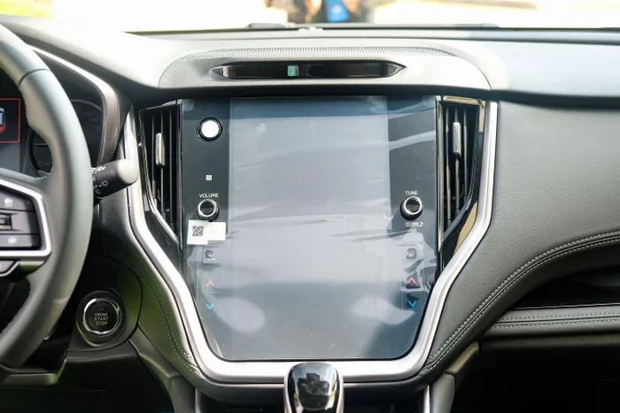  Ở giữa vẫn là màn hình trung tâm 11,6 inch đặt dọc giúp xe lược bỏ được nhiều nút vật lý. Màn hình trên Outback 2023 được nâng cấp kết nối Apple CarPlay/Android Auto. 
